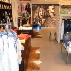 Cementgebonden gietvloeren met betonlook uiterlijk Cementgebonden gietvloeren met betonlook uiterlijk