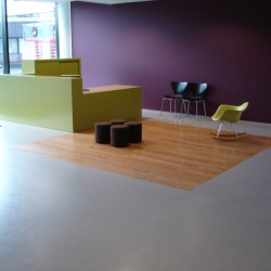 Cementgebonden gietvloeren met betonlook uiterlijk Cementgebonden gietvloeren met betonlook uiterlijk