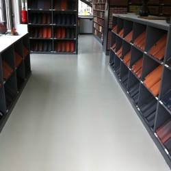 Cementgebonden gietvloeren met betonlook uiterlijk Cementgebonden gietvloeren met betonlook uiterlijk