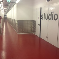 Elektrisch geleidende epoxy gietvloeren (ESD) zijn met name geschikt voor computerruimtes, munitiedepots en cleanrooms Elektrisch geleidende epoxy gietvloeren (ESD) zijn met name geschikt voor computerruimtes, munitiedepots en cleanrooms